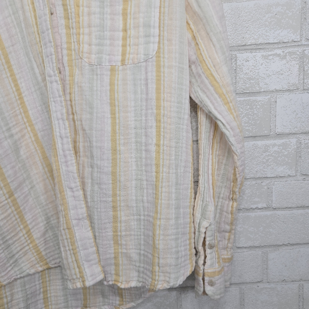 Universal Thread button down top - Picture 4 of 13